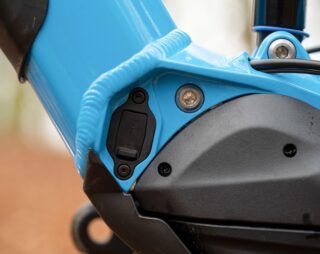 Detail image of Shimano STEPs battery on Alpine Trail E mountain bike